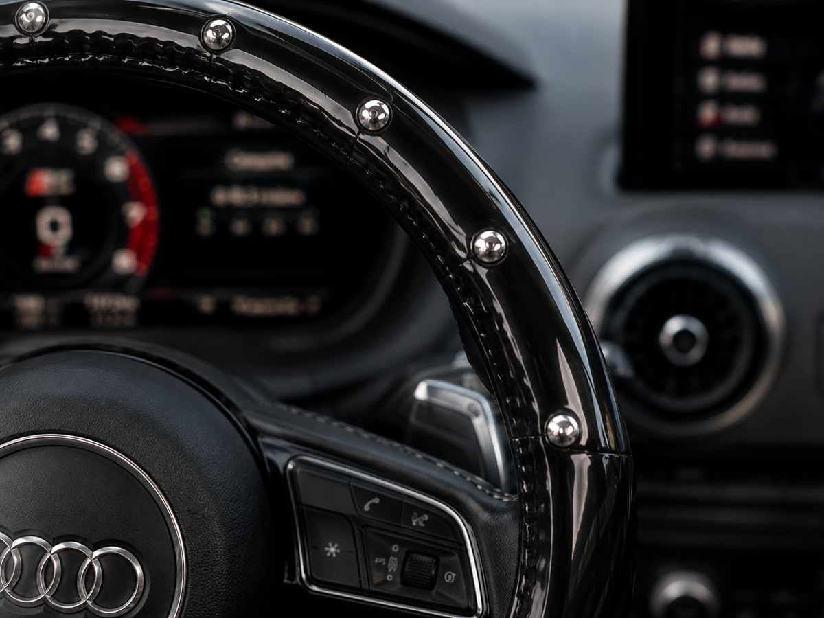 Cubrevolante Negro con Tachas