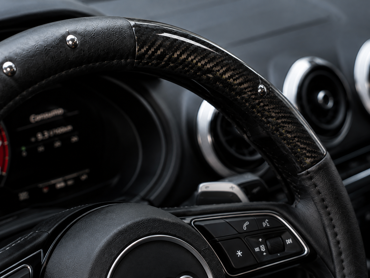 Cubrevolante Negro con Tachas